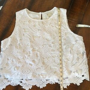 Versions line lace cropped tank